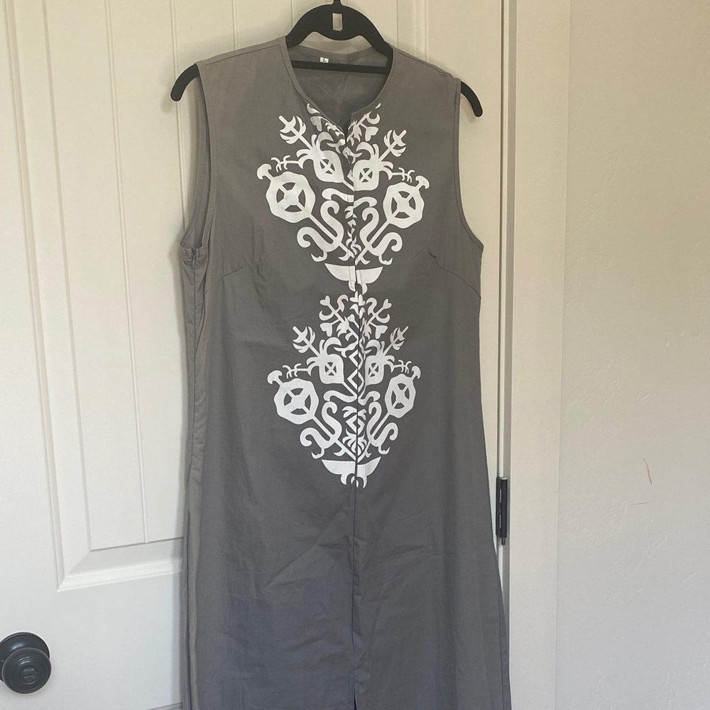 Gray Sleeveless Dress with White design